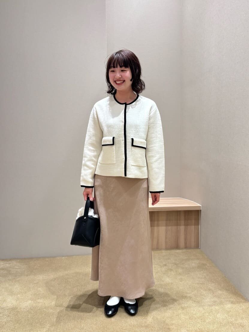 ロングスカートをはいた女性