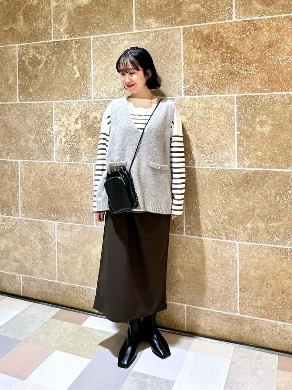 ベストを着た女性