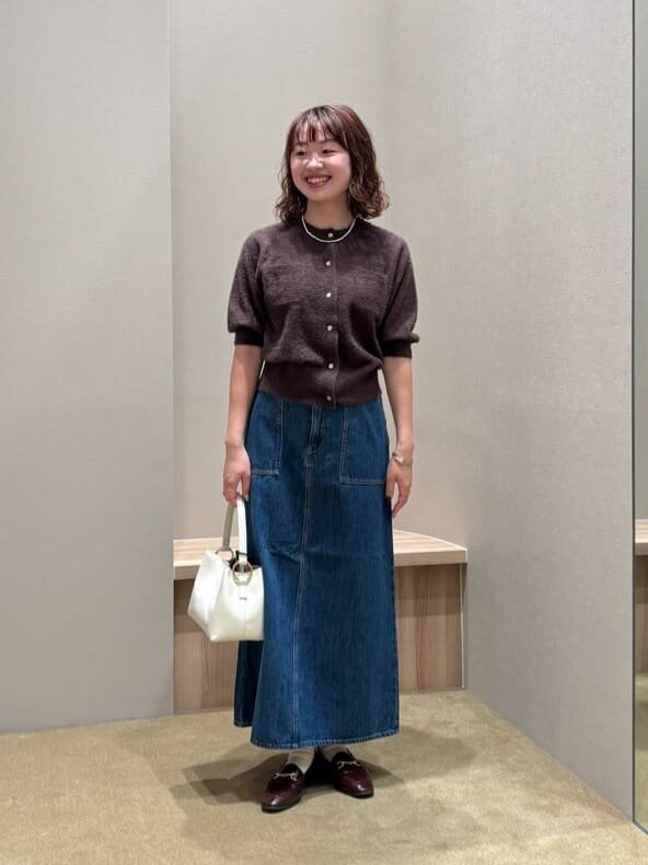 デニムスカートをはいた女性