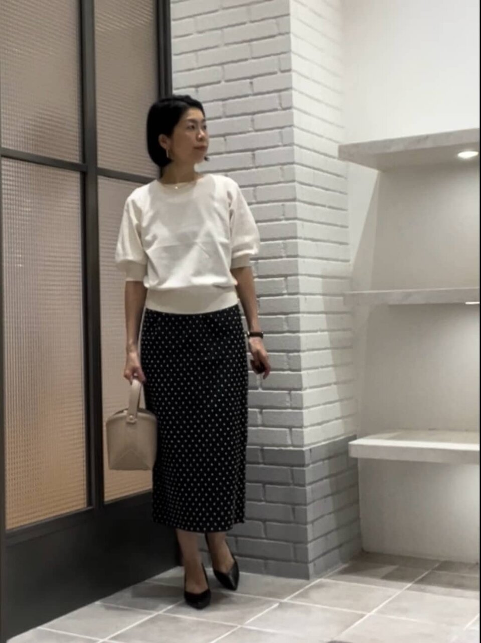 水玉柄スカートをはいた女性