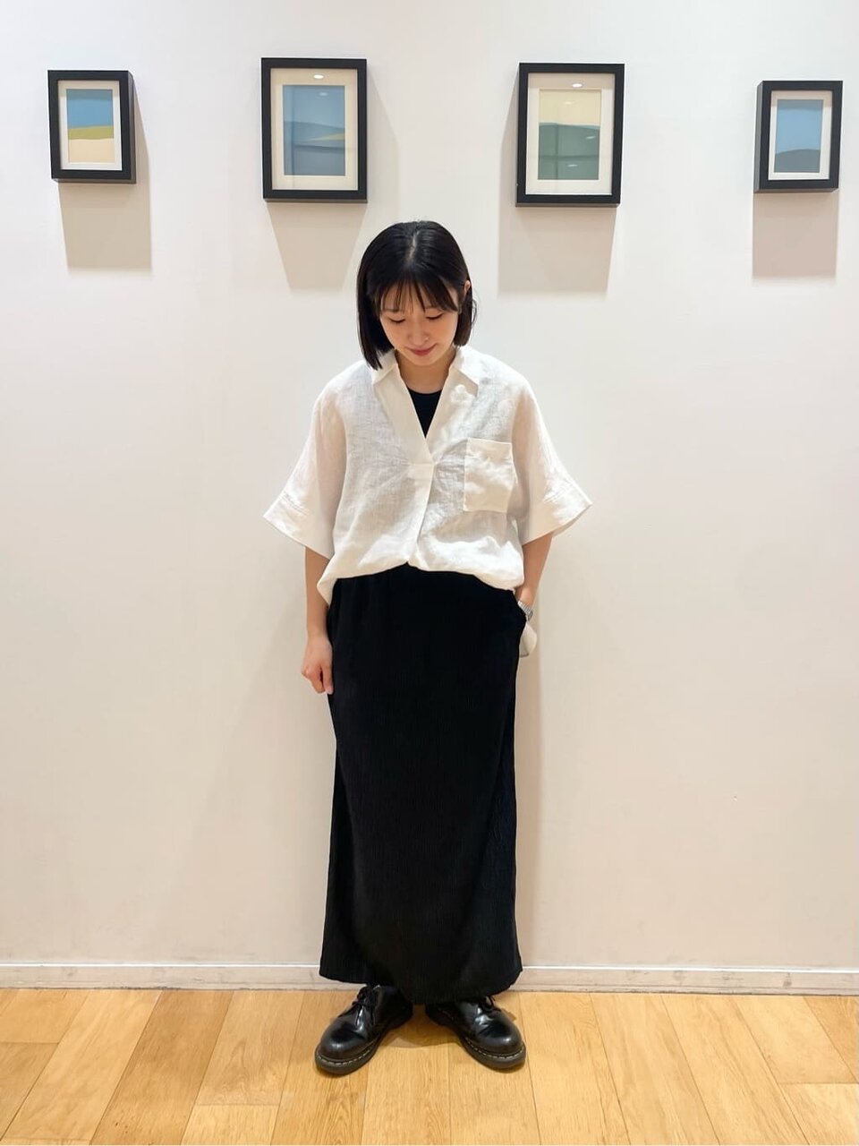 スキッパーシャツを着た女性