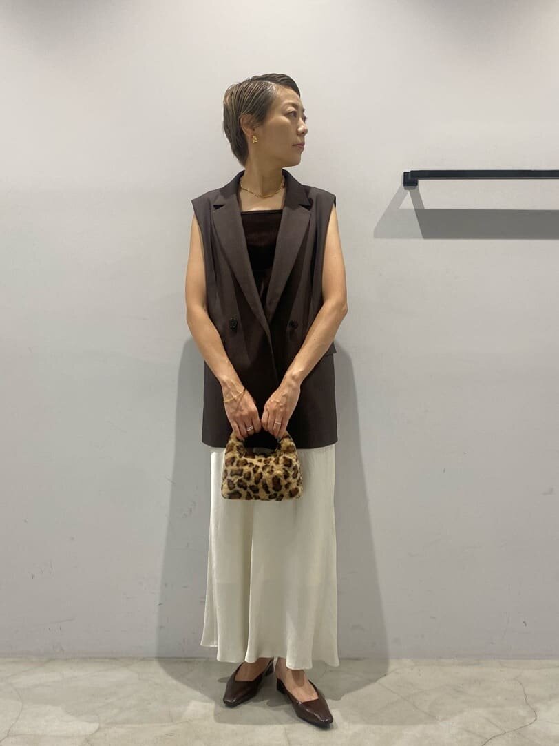 ロングスカートをはいた女性