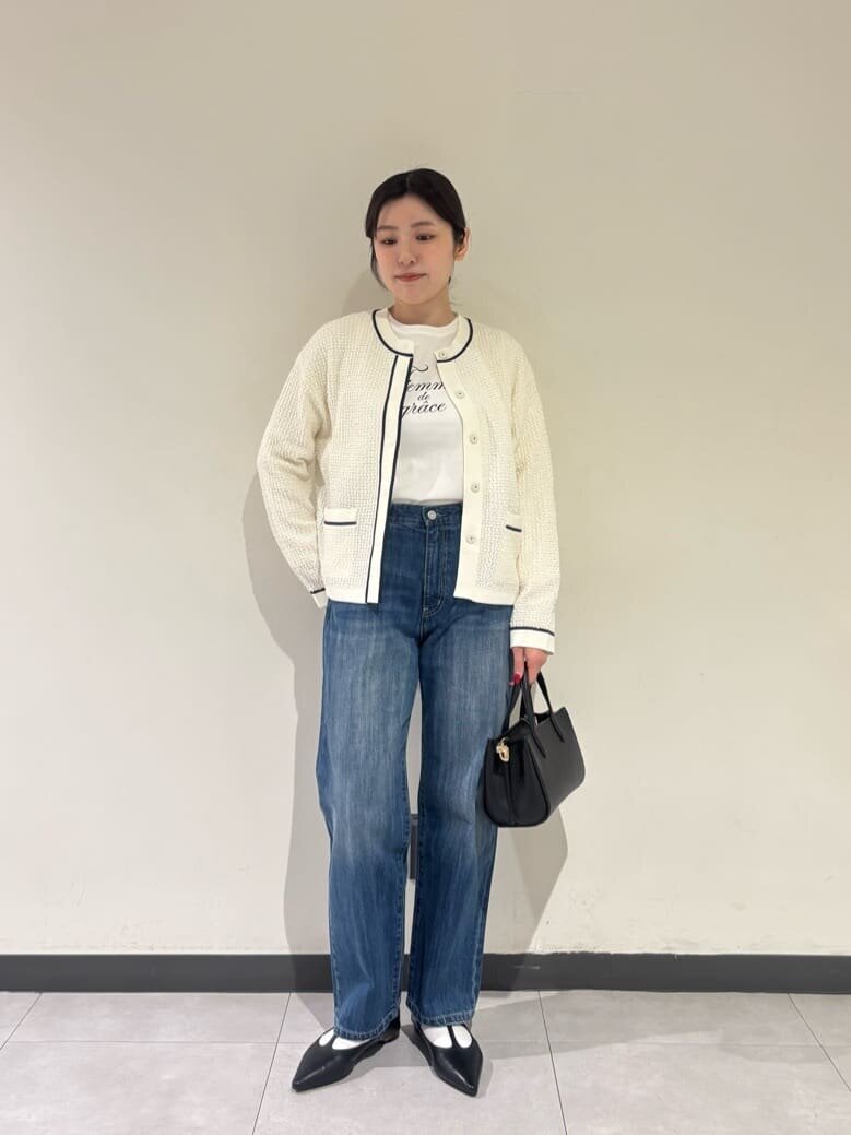 カーディガンを着た女性