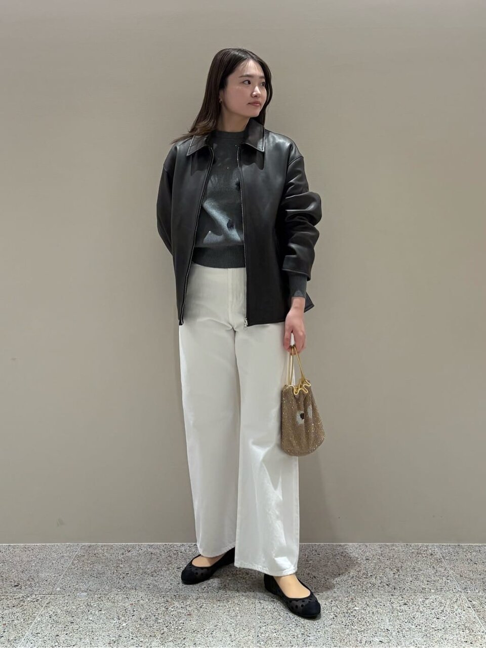 レザージャケットを着た女性