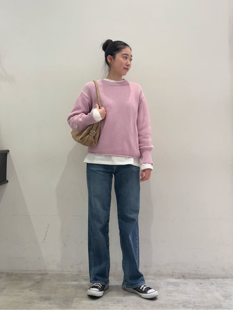 クルーネックニットを着た女性