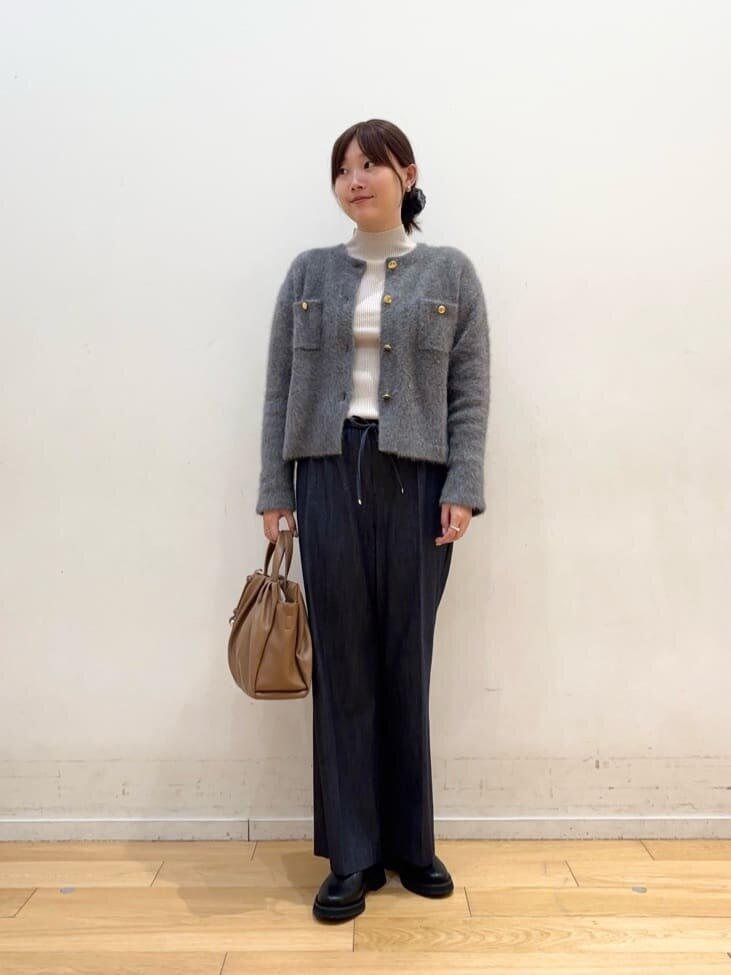 カーディガンを着た女性