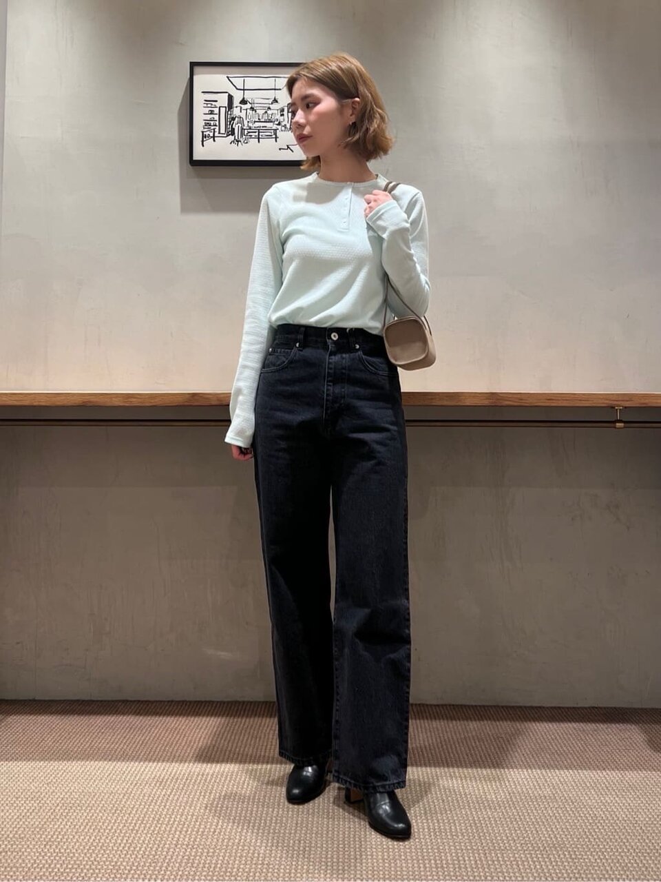 デニムパンツをはいた女性