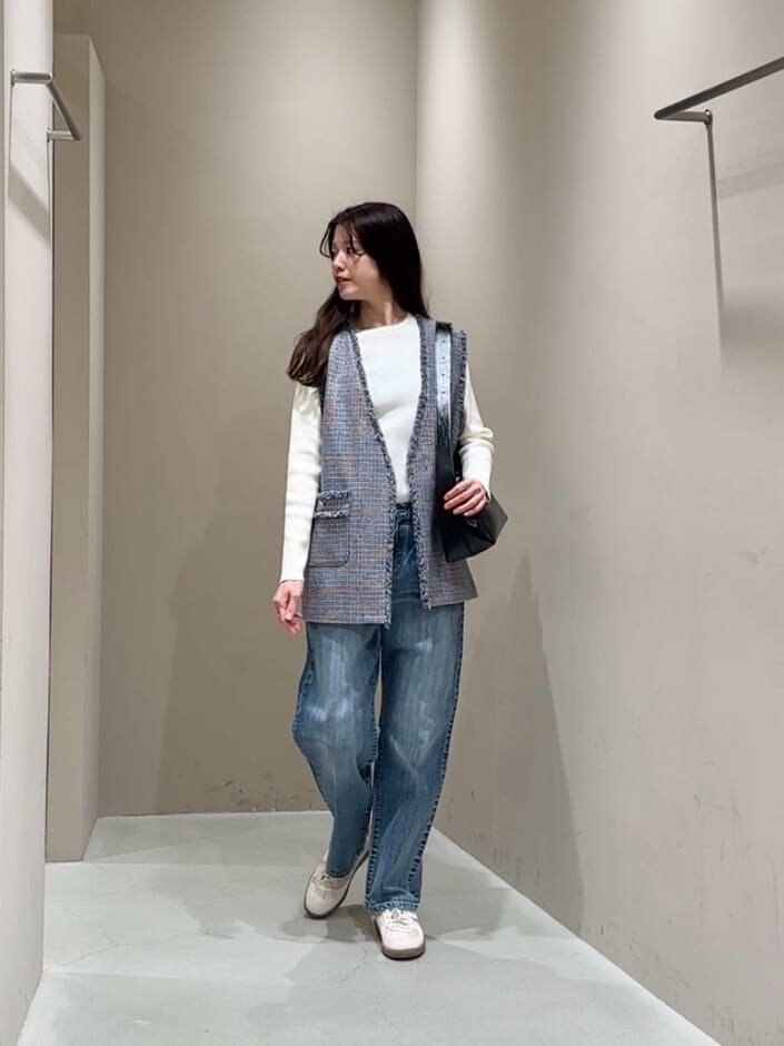 ジレを羽織った女性