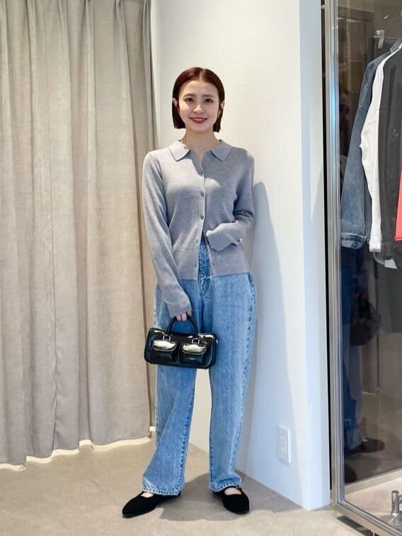 カーディガンを着た女性