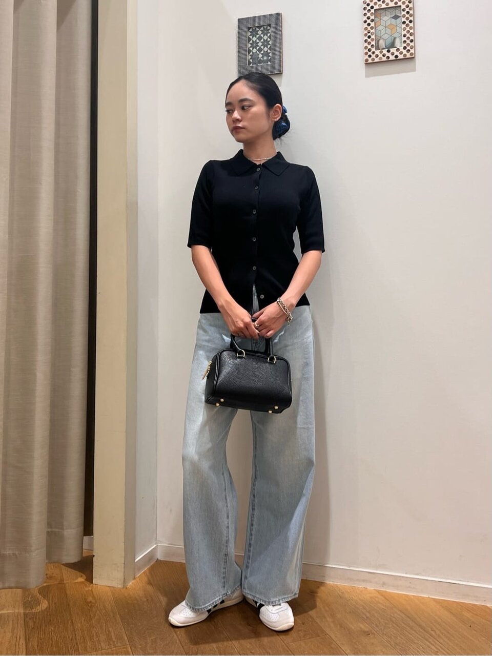 カーディガンを着た女性