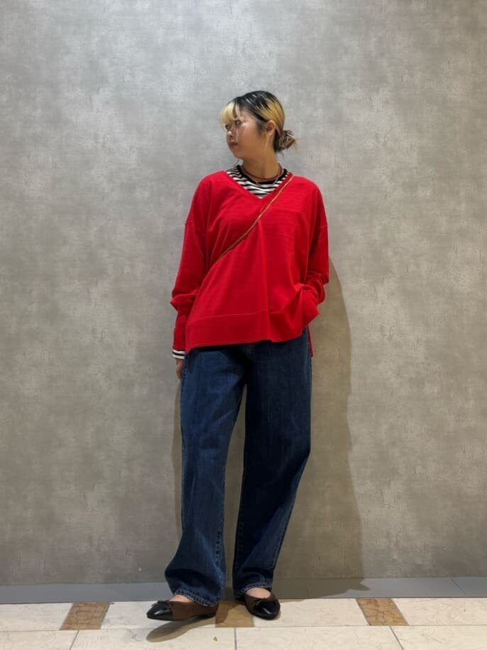 Vネックニットを着た女性