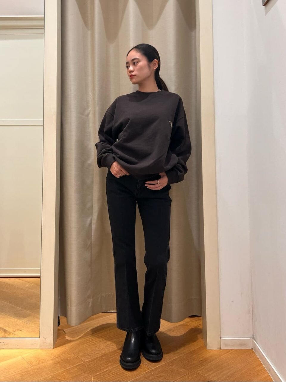 デニムパンツをはいた女性