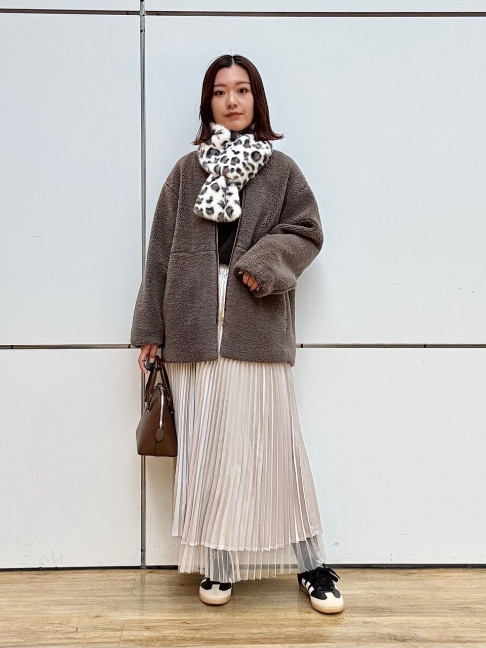 ボアブルゾンを着た女性