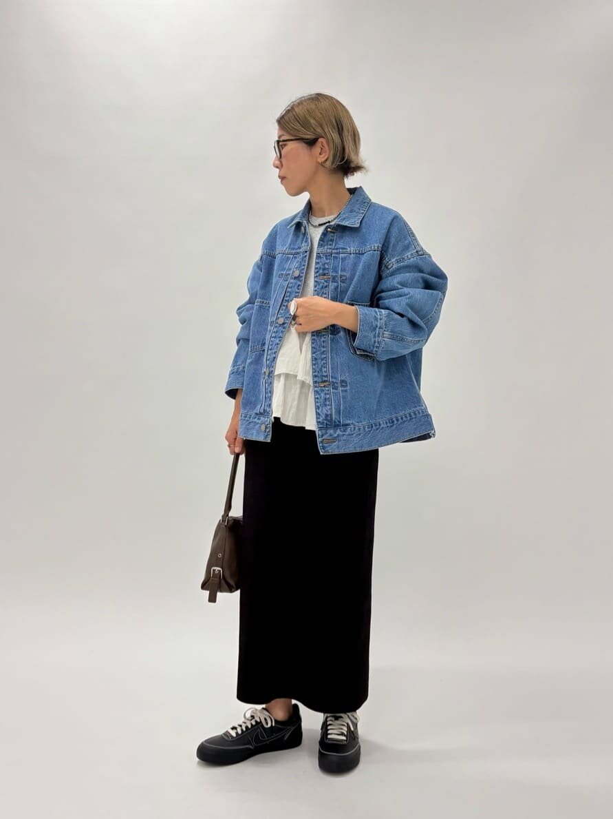 デニムジャケットを着た女性