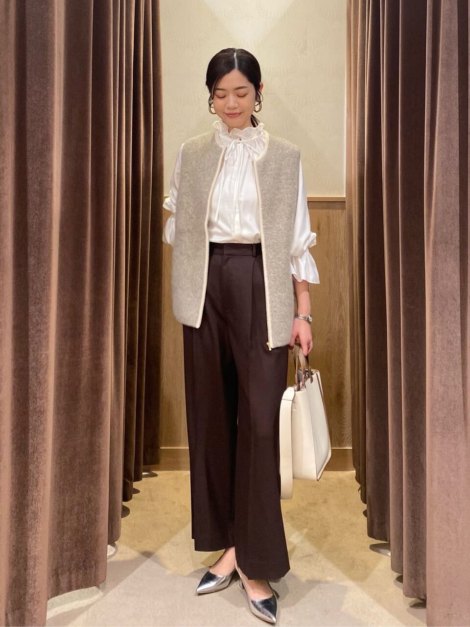 フリルブラウスを着た女性