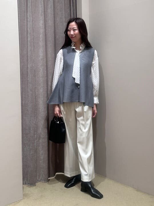 ジレを羽織った女性