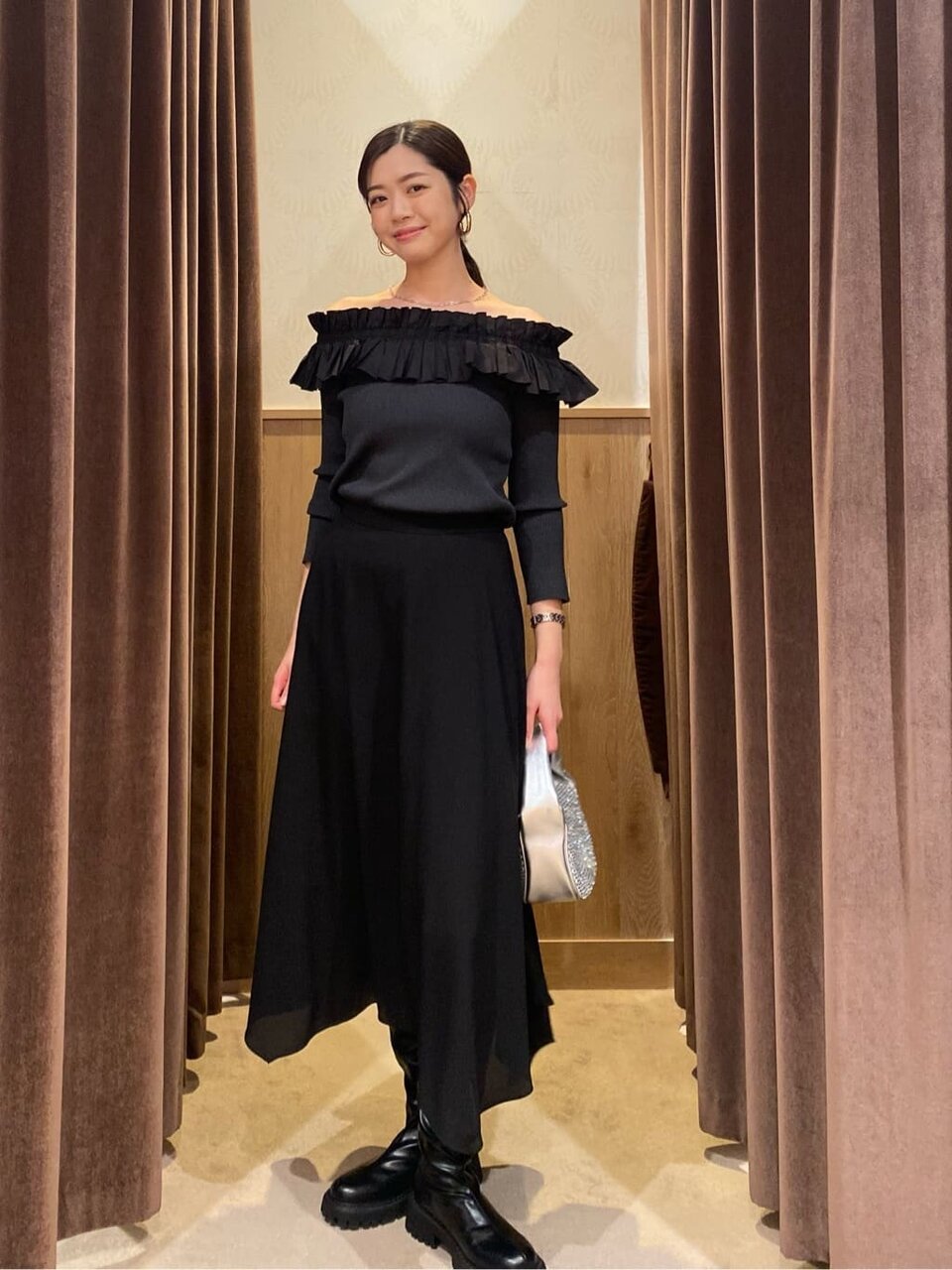 オフショルダーニットを着た女性