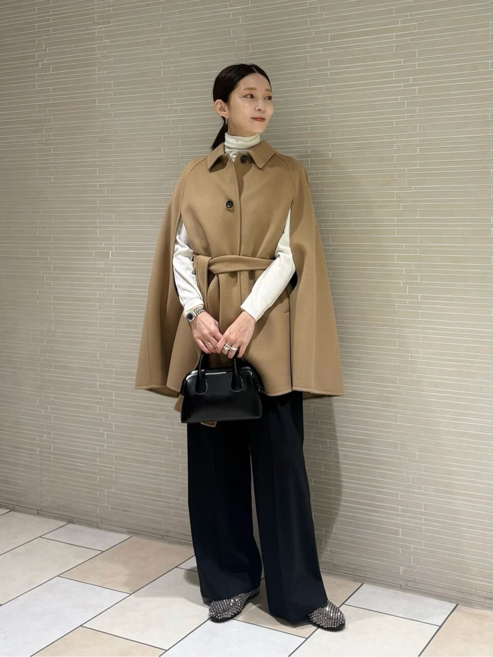 ケープコートを羽織った女性