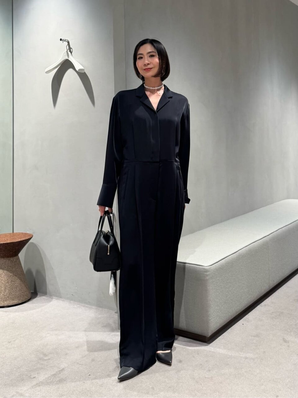 ジャンプスーツを着た女性