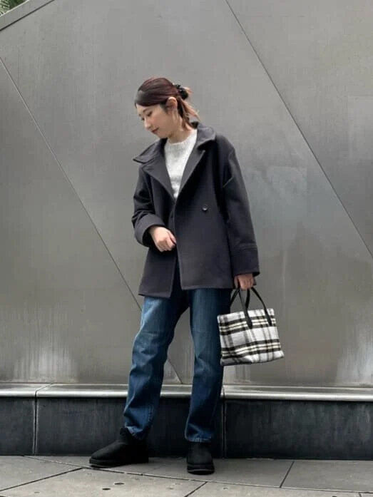 コートを着た女性