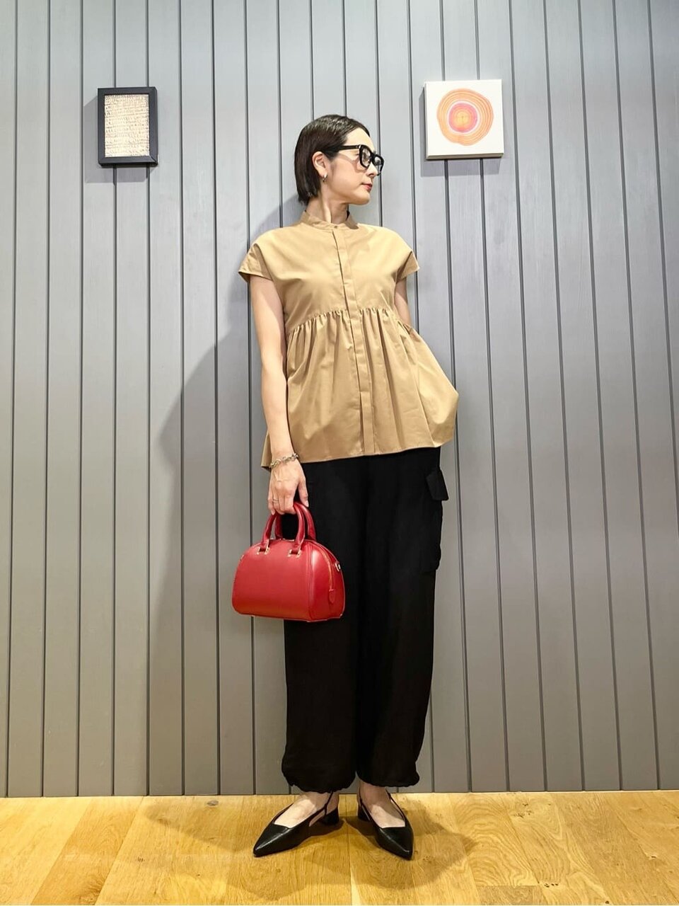 ブラウス×カーゴパンツのコーデ
