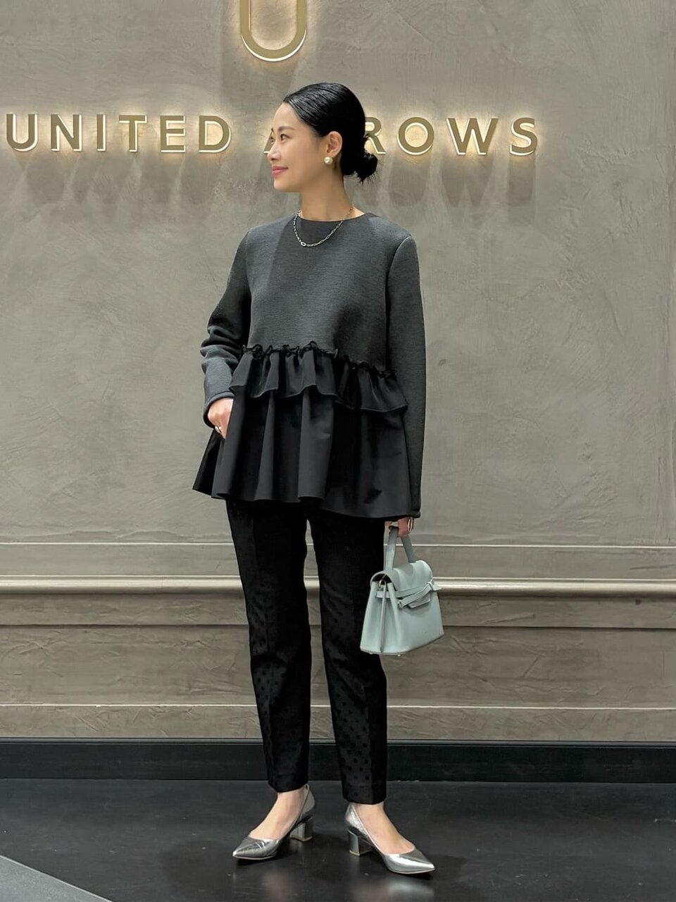 フリルカットソー×テーパードパンツのコーデ