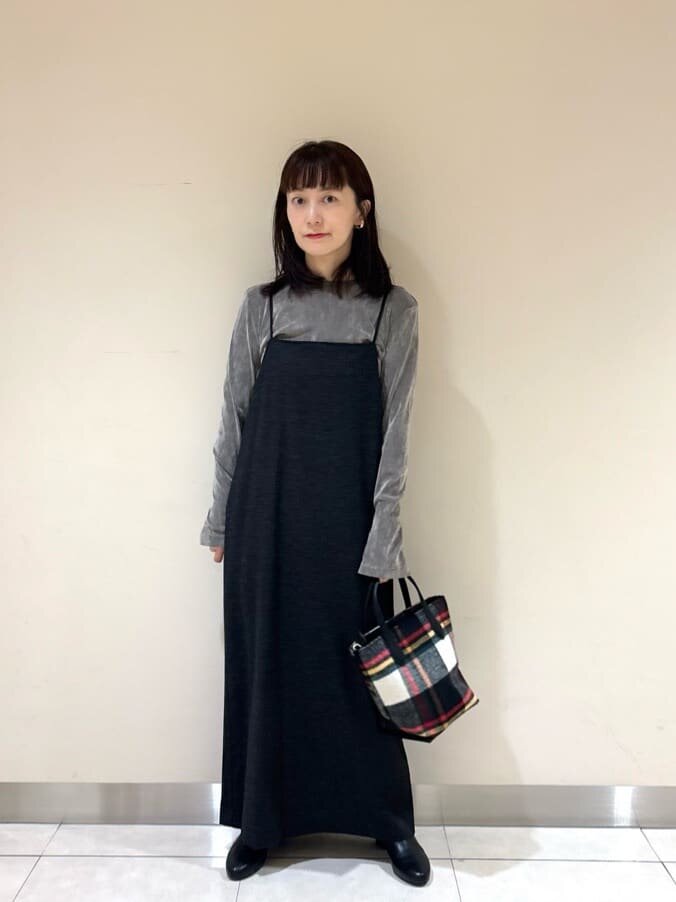 フロッキーTシャツ×キャミソールワンピースのコーデ