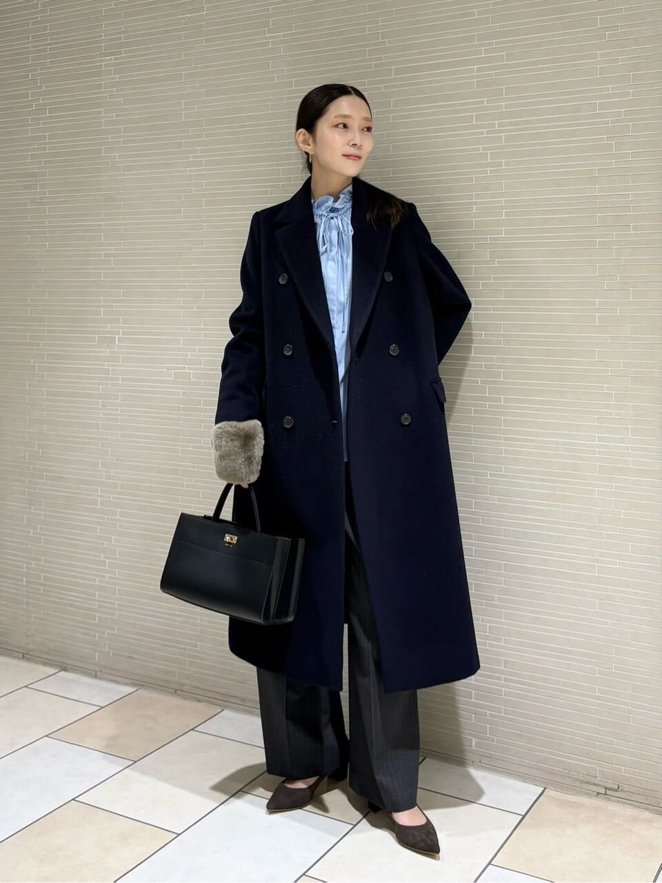 テーラードコートとタックワイドパンツのレディースコーデ