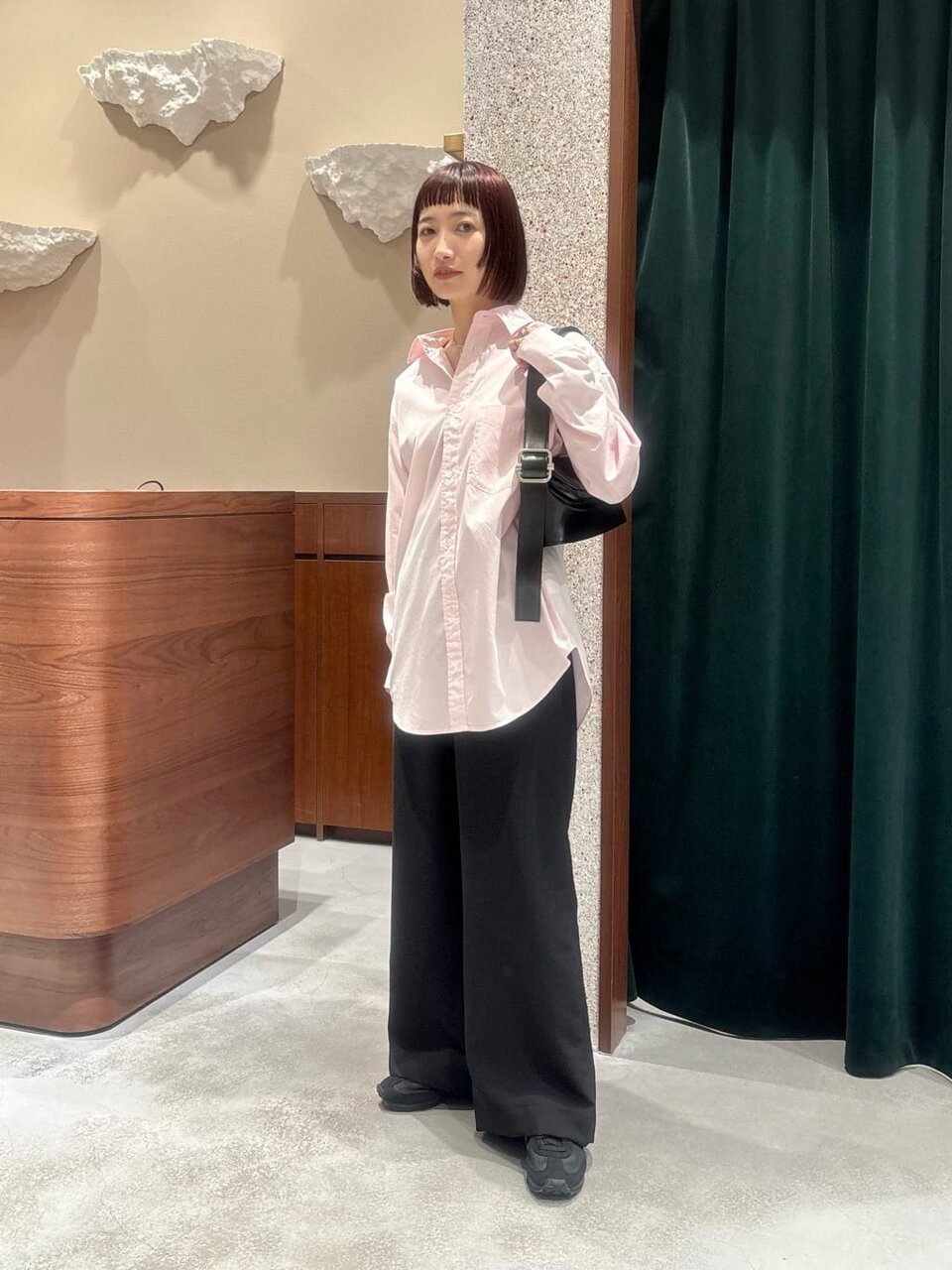 シャツとワイドパンツのレディースコーデ