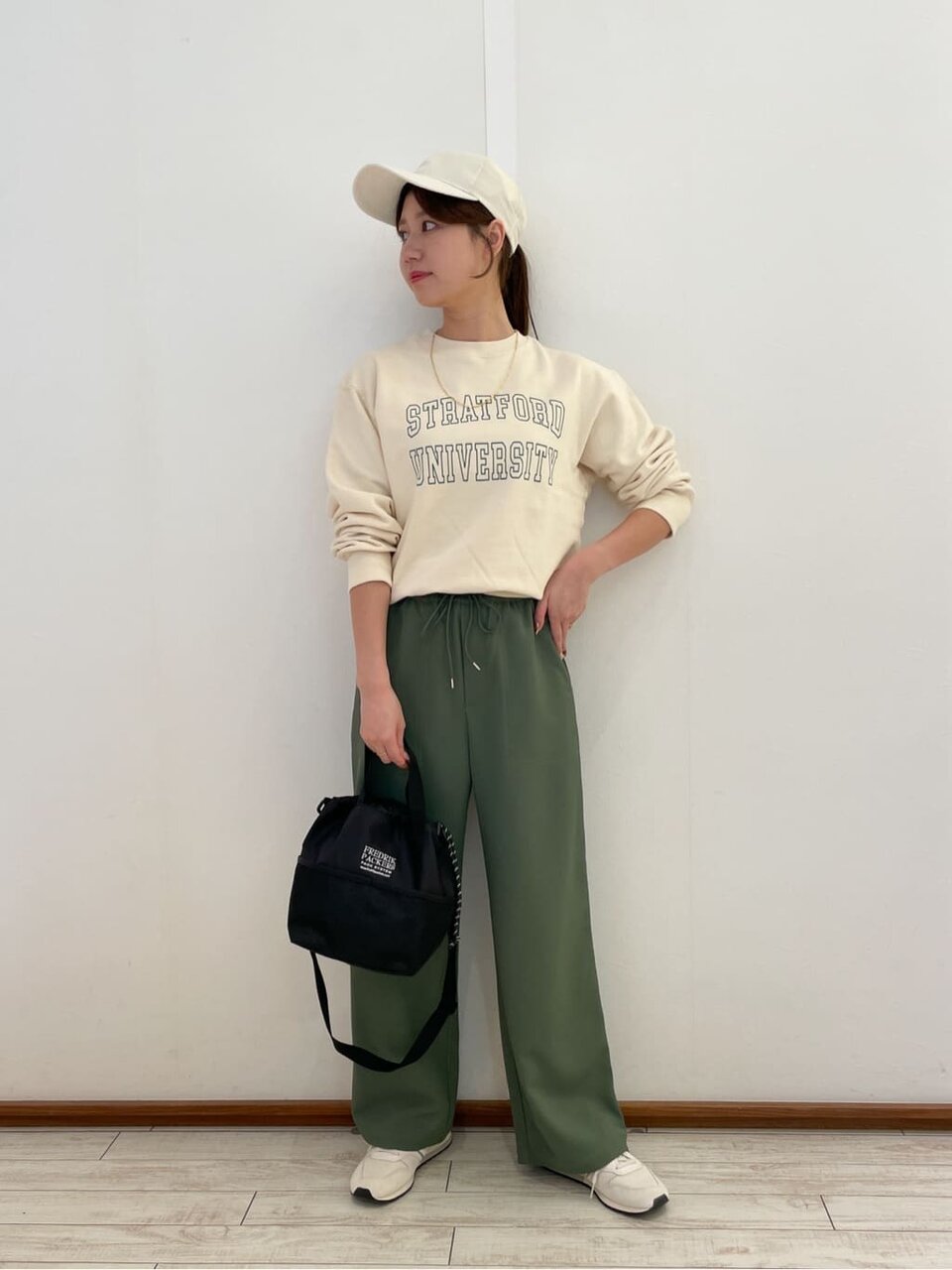 ワイドパンツ×ロゴスウェットのコーデ