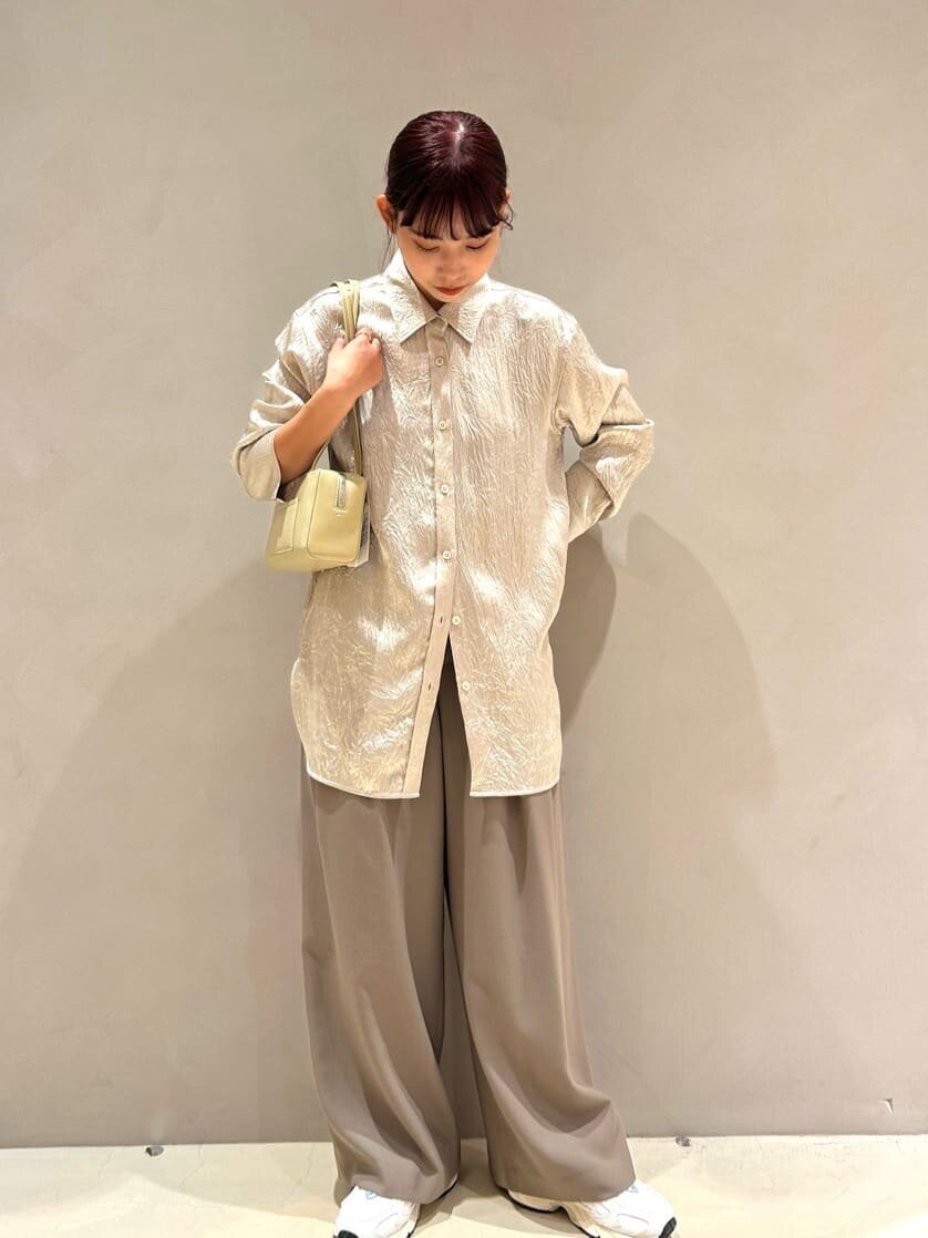 タックワイドパンツ×サテンシャツのコーデ