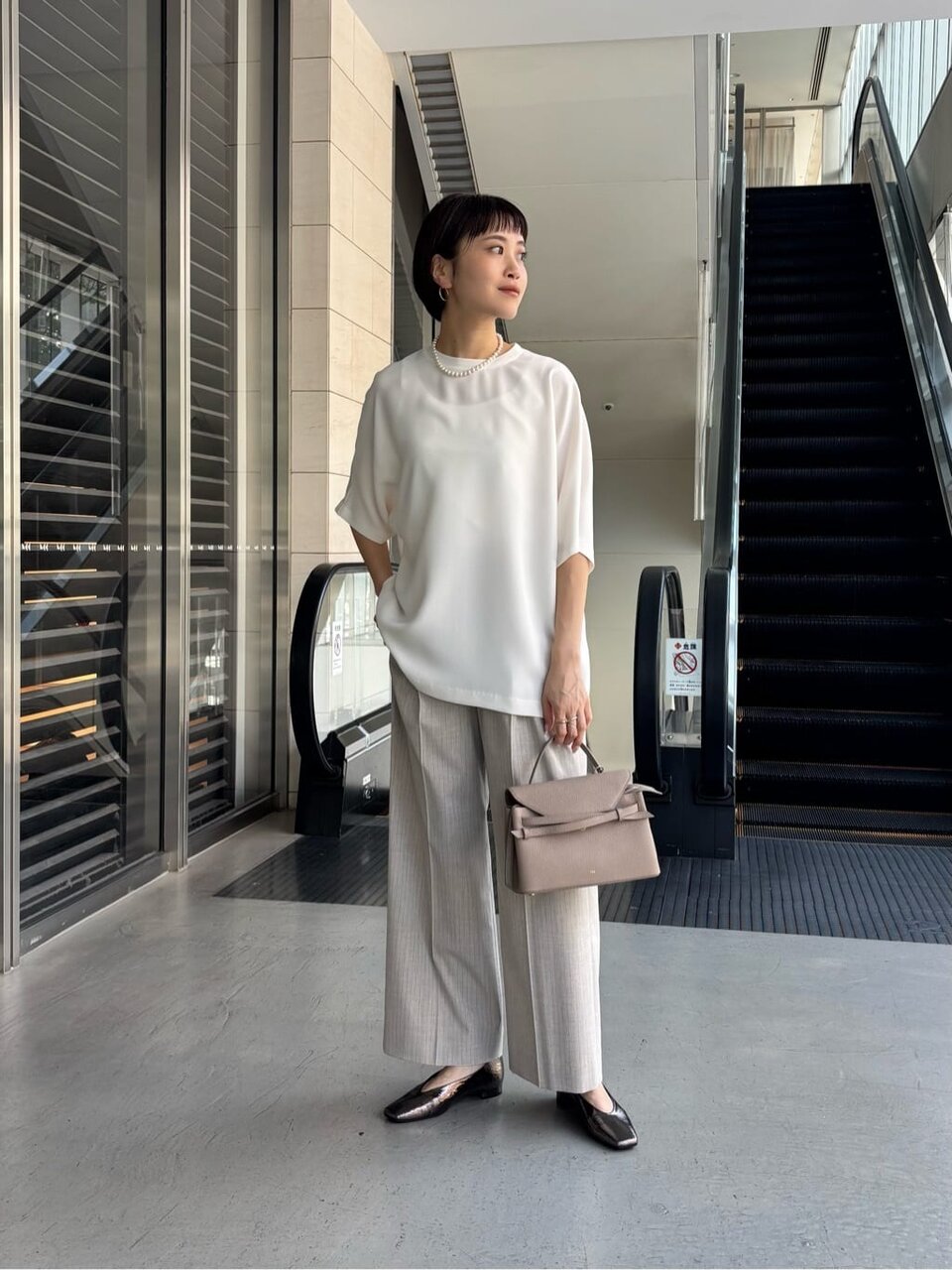 Tブラウスとワイドパンツのレディースコーデ