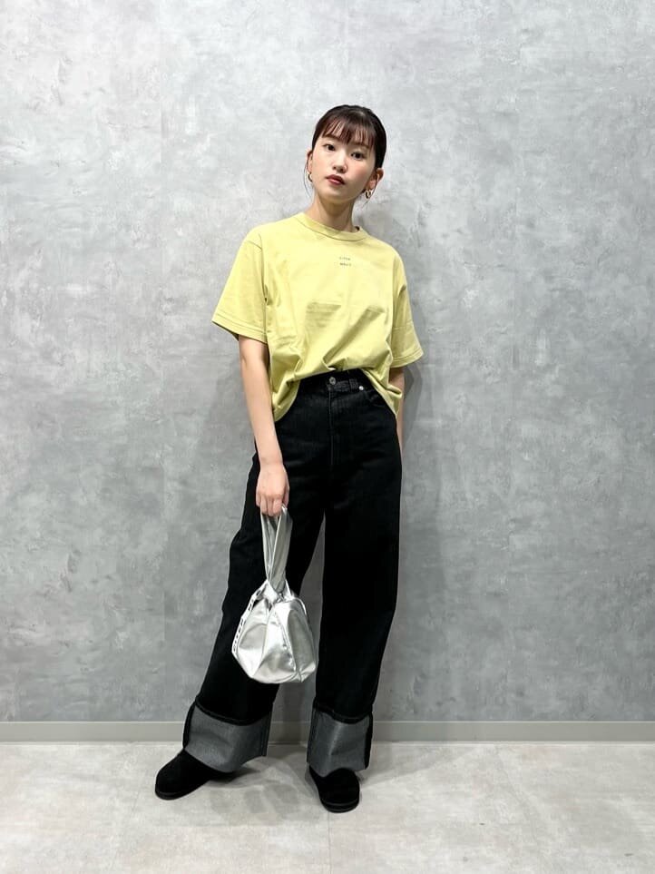 ロールアップワイドデニムパンツ×Tシャツのコーデ