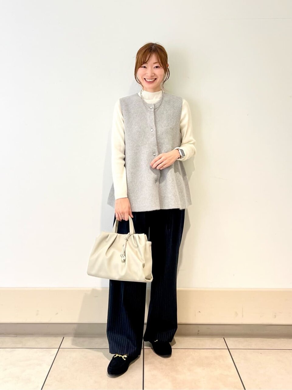 ニットジレとワイドパンツのレディースコーデ