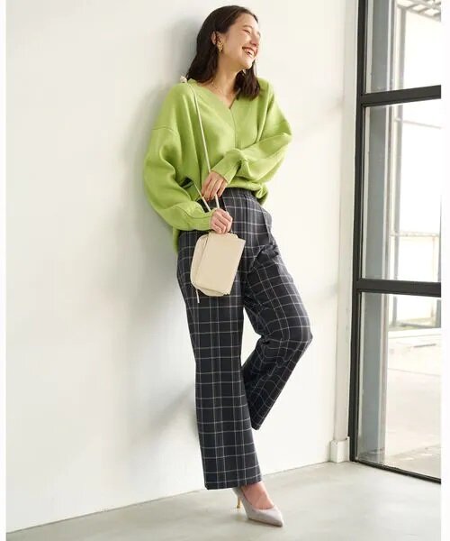 ストレートワイドパンツを着用した女性