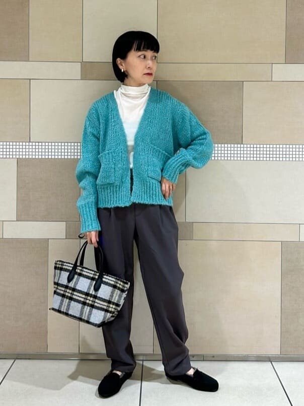 ニットカーディガン×テーパードパンツのコーデ