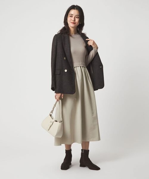 ワンピース×ジャケットの女性