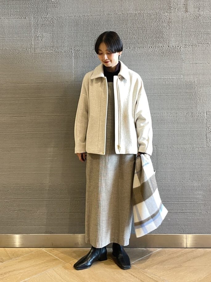 キャミソールワンピース×ミドル丈コートのコーデ