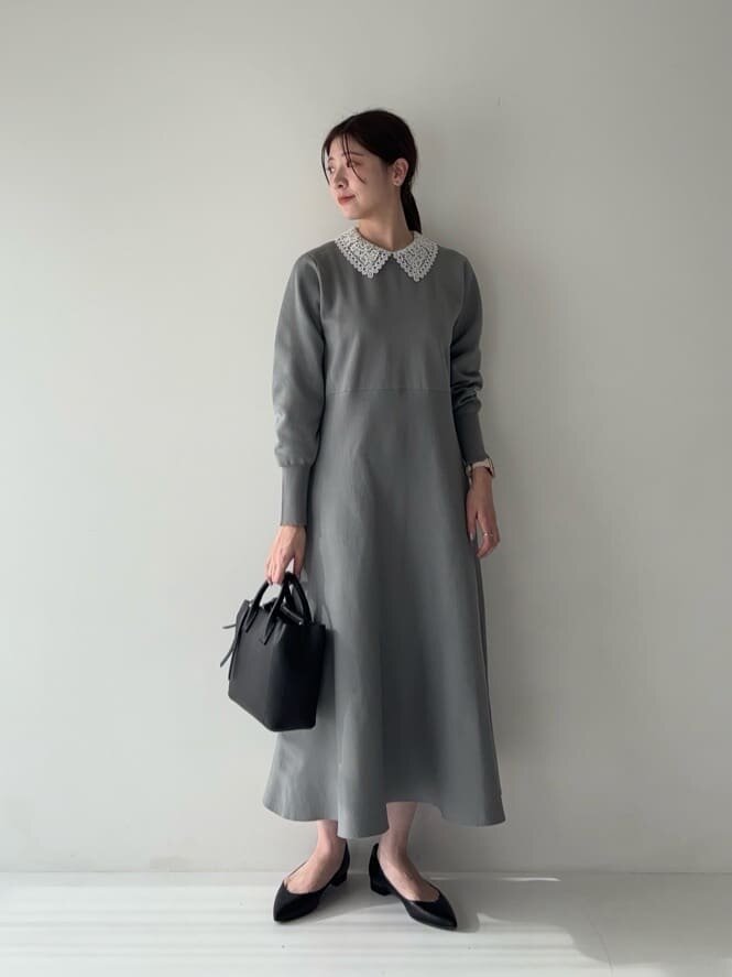 ニットワンピース×ポインテッドパンプスのコーデ