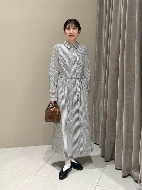 シャツワンピース×フラットシューズのコーデ