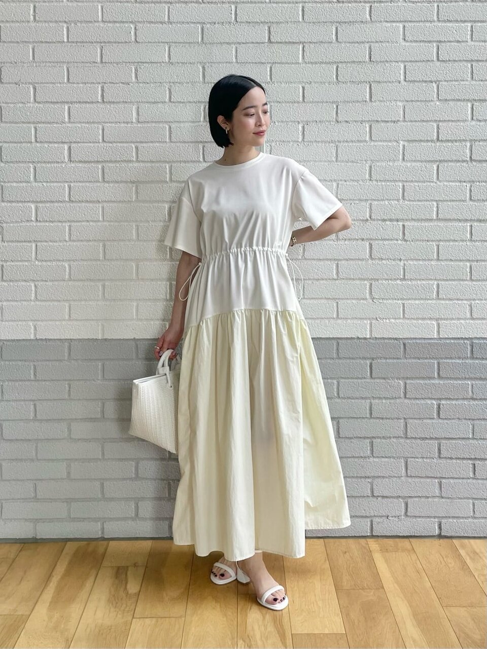 シャツワンピース×カーディガンのコーデ