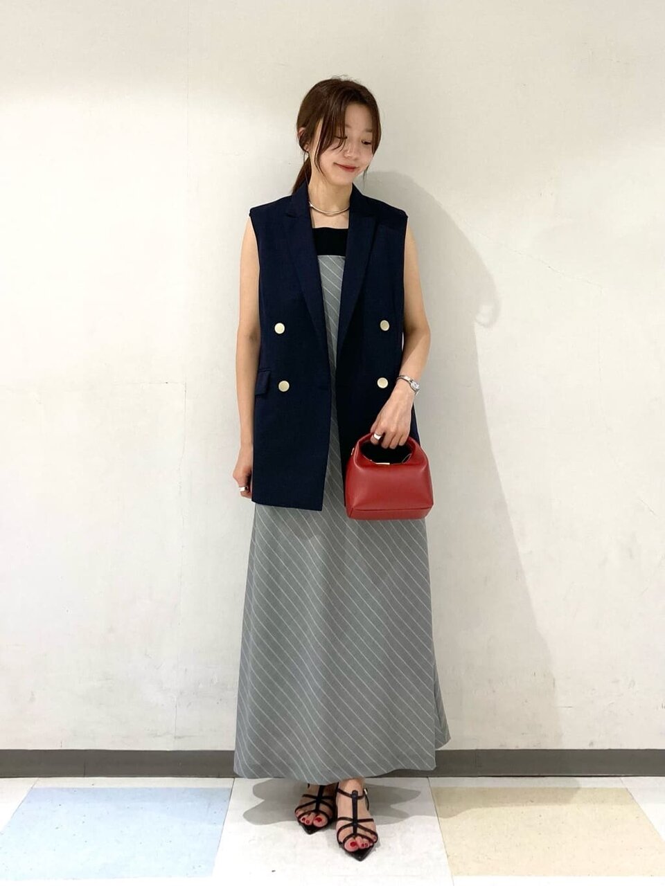 シャツワンピース×カーディガンのコーデ