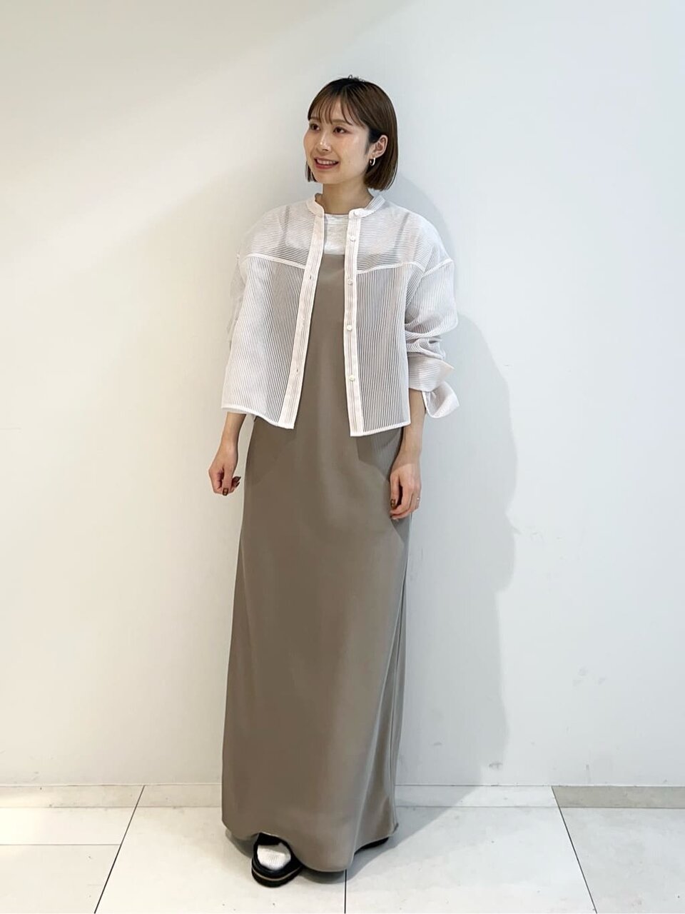 シャツワンピース×カーディガンのコーデ