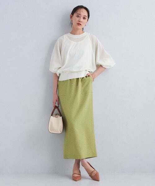 シアートップスを着た女性