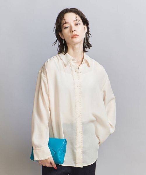 オーバーサイズのシアーシャツ