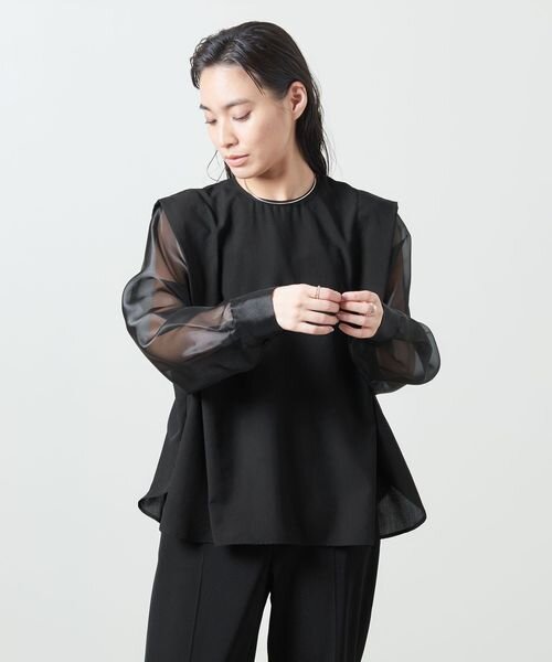 シアーブラウスを着た女性