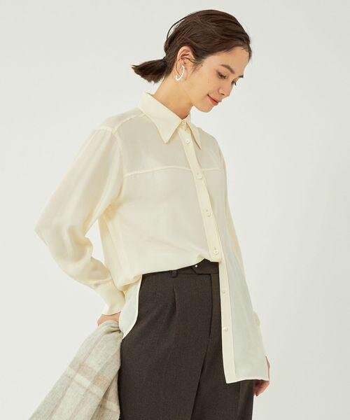 シアーシャツとパンツを着用した女性