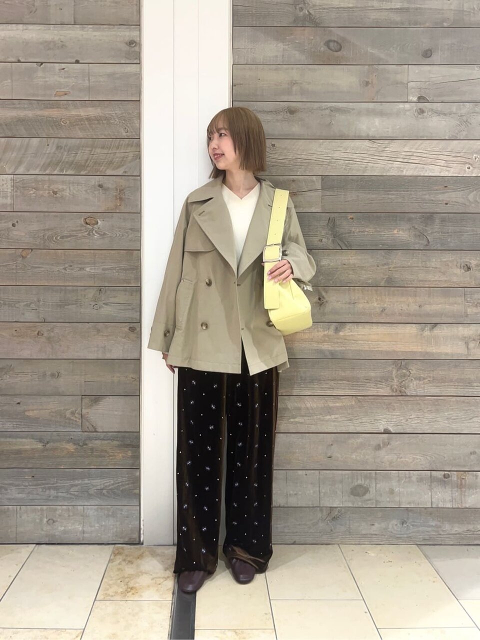 トレンチコートを着た女性