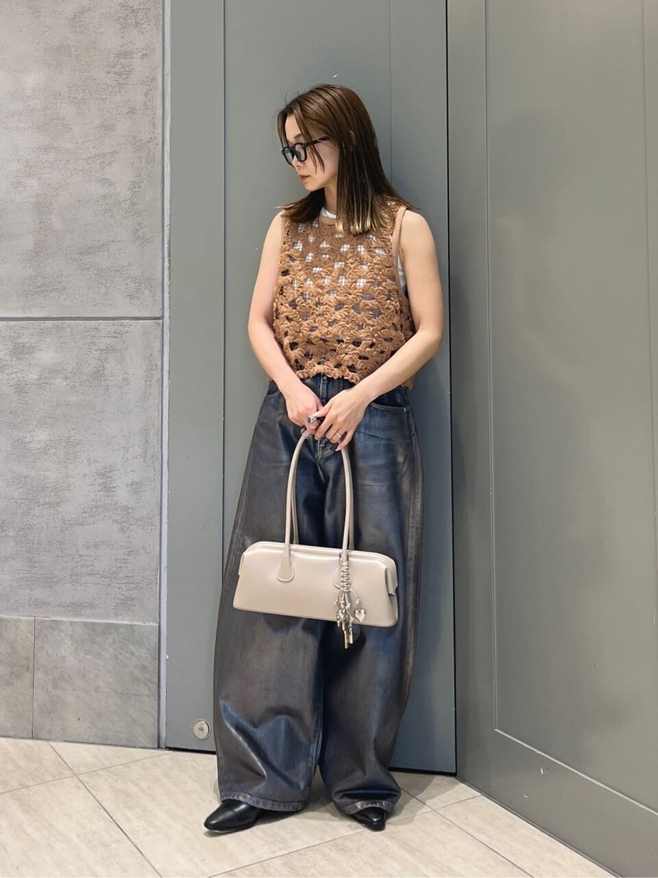 ブラウンのデニムパンツをはいた女性