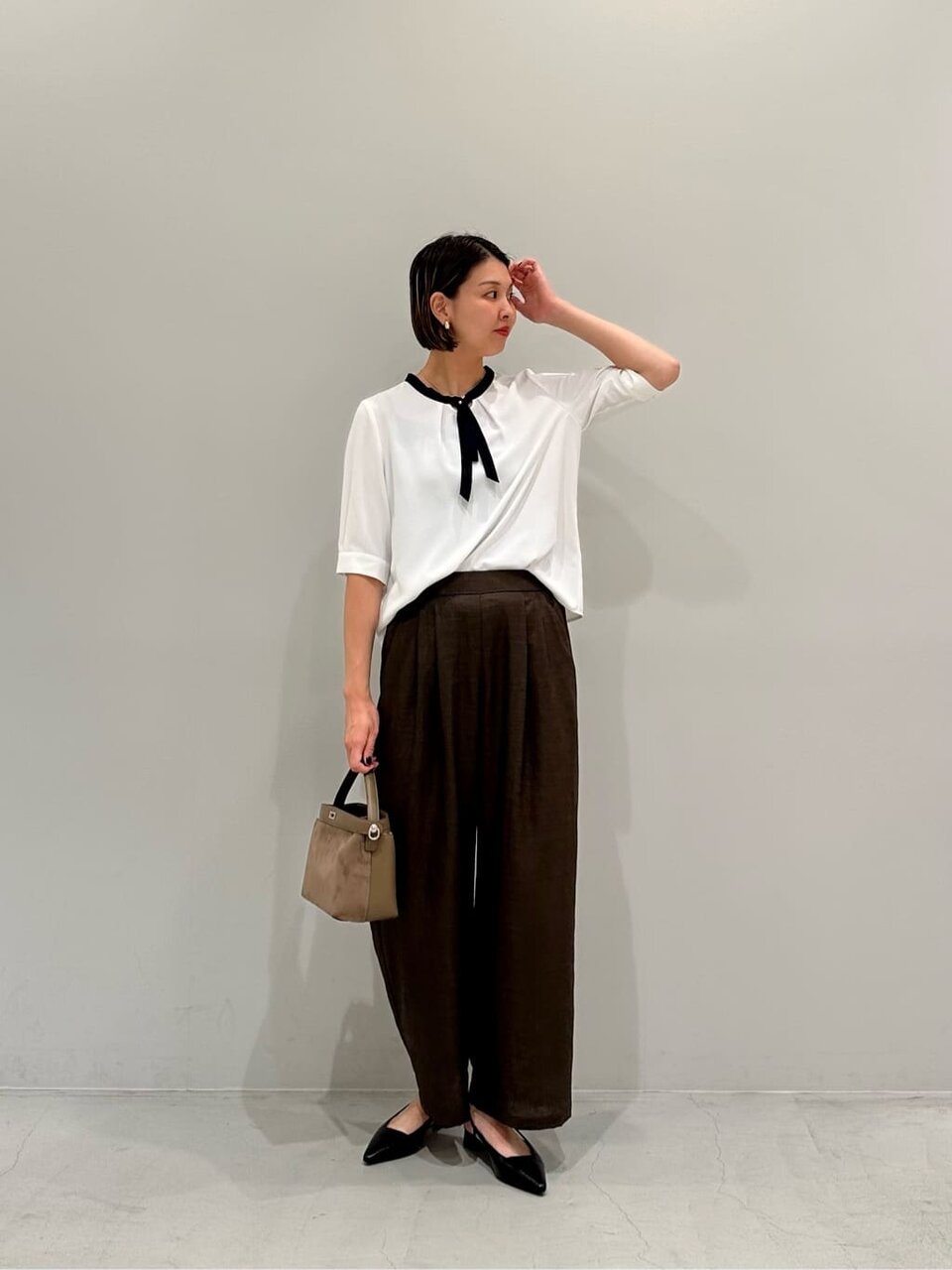 白のブラウスを着た女性